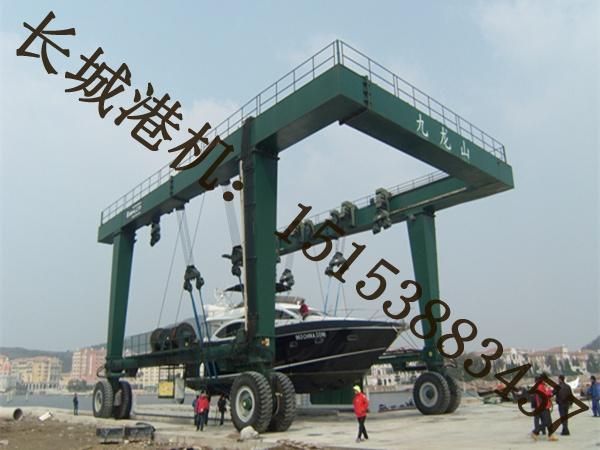 江苏扬州游艇吊销售公司设备吊装过程平稳，不倾斜